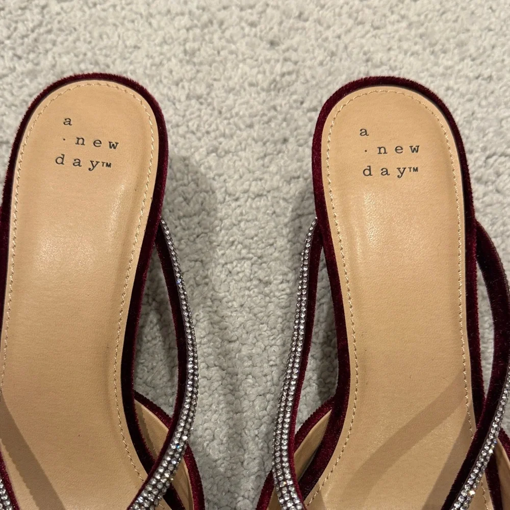 A New Day Burgundy Mules with Bow Detail Size 8.5 - Picture 3 of 9